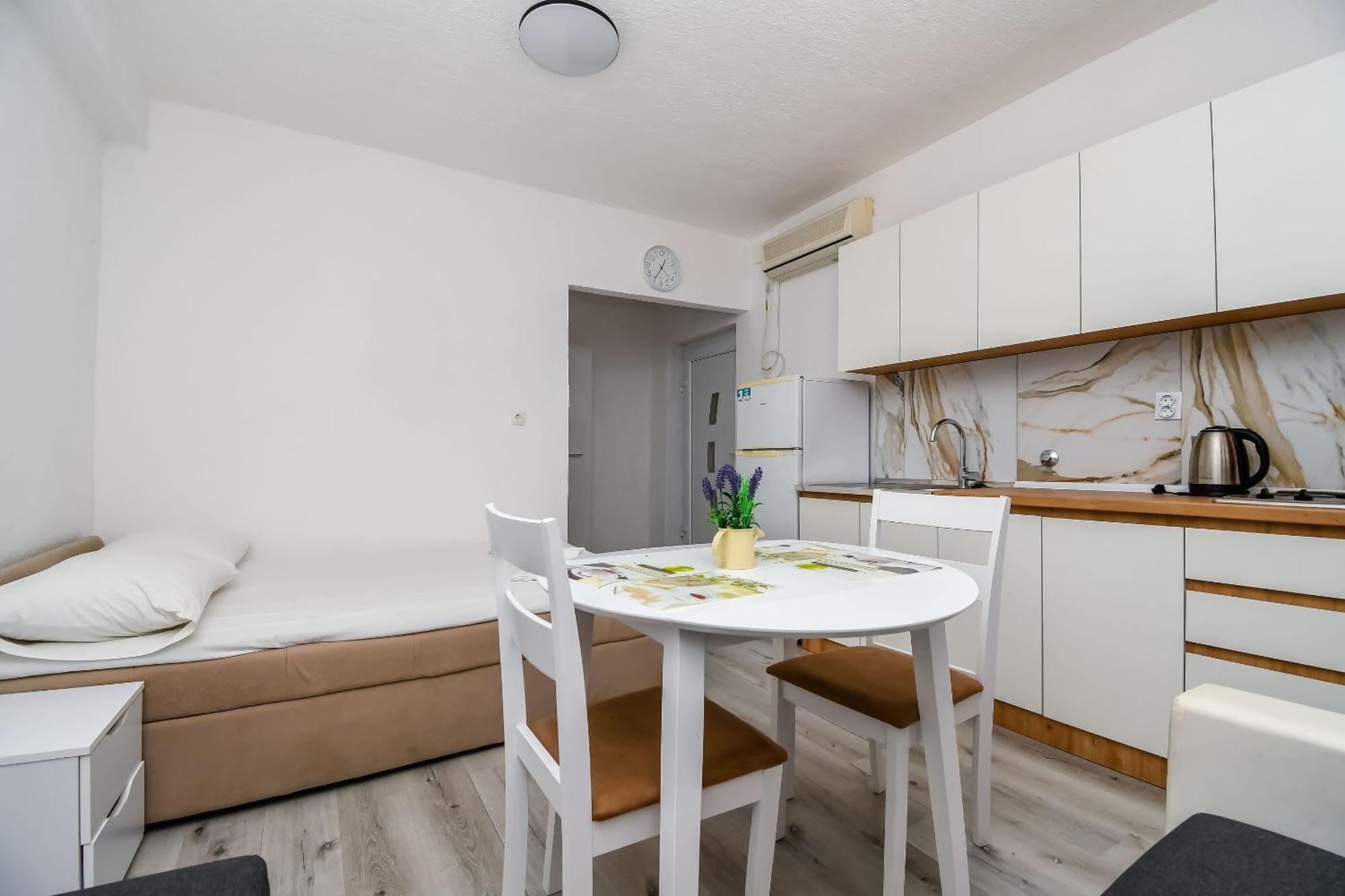 Apartments Martina 산책길 외부 사진